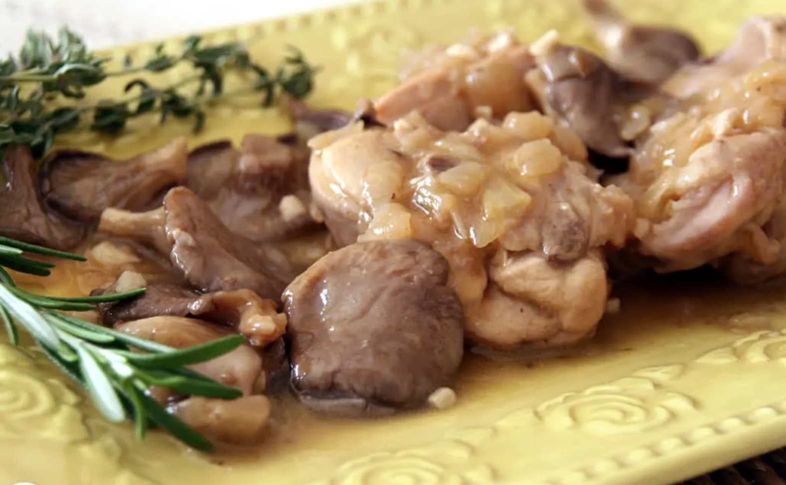 Conejo encebollado con setas con pure de patata con azafrán y cebollino